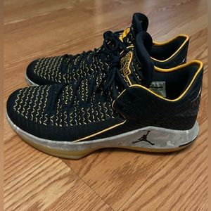 Jordan XXXII Low Michigan basketball shoes size 9.5